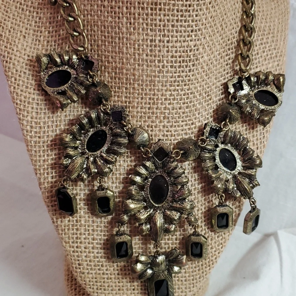Dramatic statement necklace - Picture 3 of 4